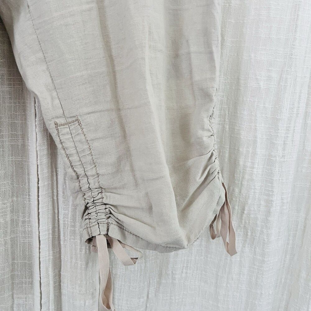 Bandolino Light Beige Cropped Cargo Capris - Picture 5 of 9